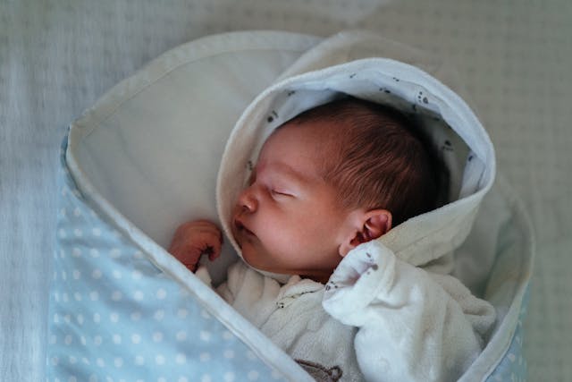 Ce haine trebuie să poarte bebelușul în timpul somnului