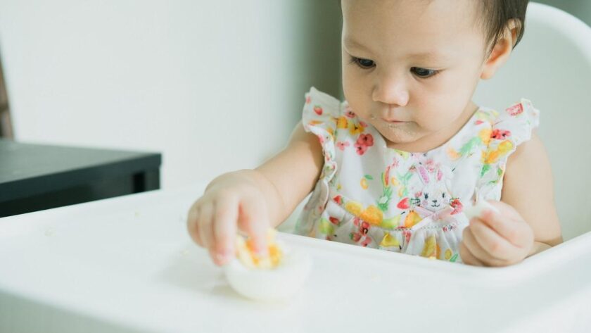 ​Când poate fi introdus oul în alimentația bebelușului: recomandări și precauții​