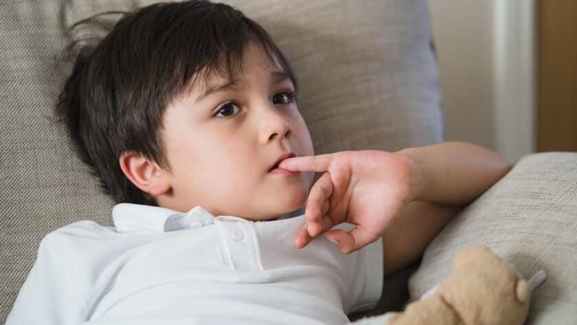 De ce își rod copiii unghiile? Cauze emoționale, factori de mediu și ce pot face părinții