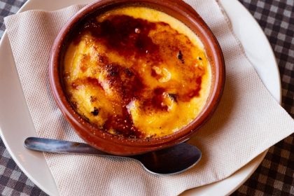 Rețeta clasică de Crema Catalana — desert spaniol fin și catifelat