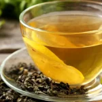 Ceai verde dimineața sau seara? Cum se schimbă efectele în funcție de ora la care îl bei