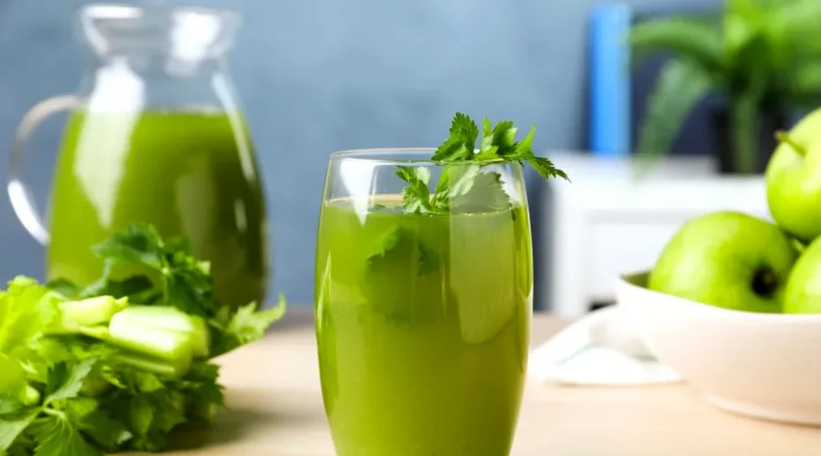 Cura de 5 zile cu suc de pătrunjel și măr verde – trend în detoxifiere