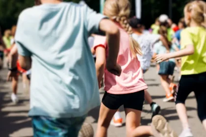 Critică dură la adresa terapiei moderne pentru copii: ce dezvăluie investigația jurnalistei Abigail Shrier