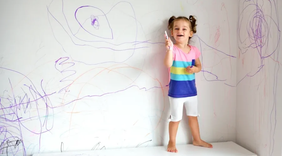 Trucuri eficiente ca să scapi de petele de pix și cariocă de pe pereți fără să zugrăvești