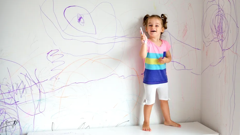 Trucuri eficiente ca să scapi de petele de pix și cariocă de pe pereți fără să zugrăvești