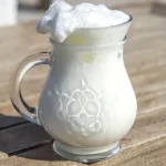 Ce să bei când e cald: băutura naturală care îți menține hidratarea mai bine decât apa