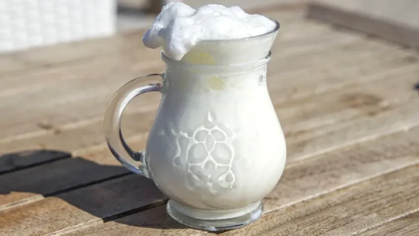 Ce să bei când e cald: băutura naturală care îți menține hidratarea mai bine decât apa