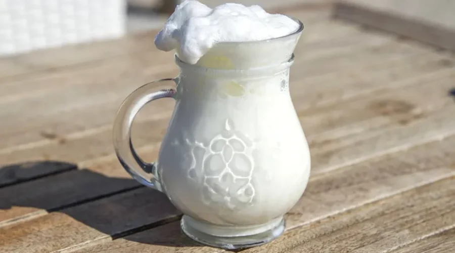 Ce să bei când e cald: băutura naturală care îți menține hidratarea mai bine decât apa