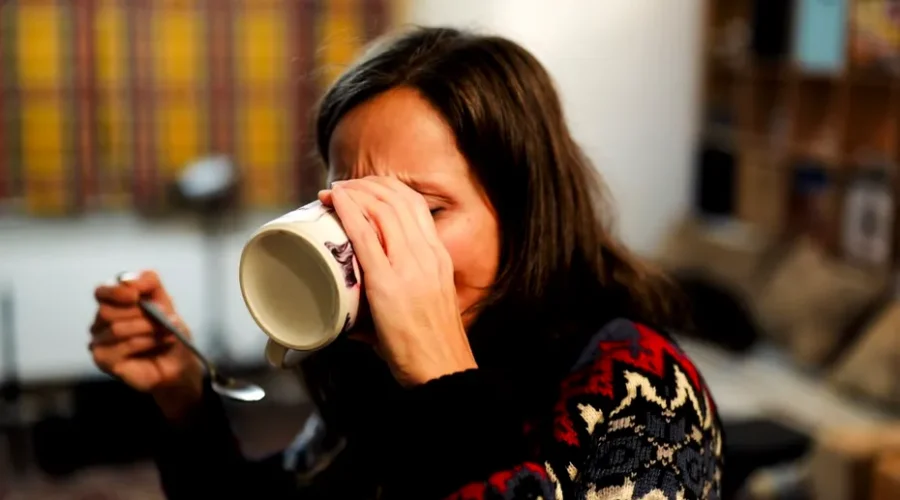 Planta ieftină din piețe care poate calma migrenele. Ceaiul natural pe care mulți îl folosesc pentru durerile de cap