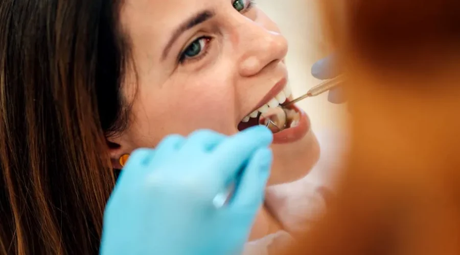 Zâmbetul perfect vs. sănătatea dentară: ce își doresc acum pacienții români