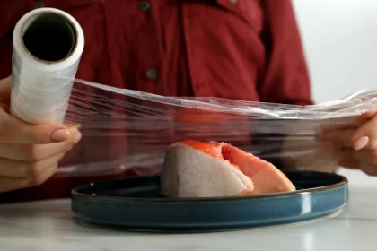 Alimente pe care nu ar trebui să le acoperi cu folie alimentară: pot afecta hormonii și fertilitatea