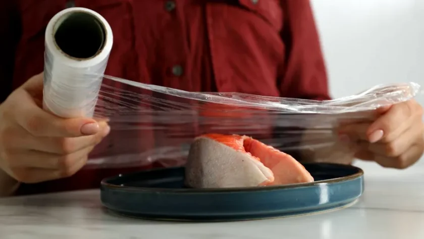 Alimente pe care nu ar trebui să le acoperi cu folie alimentară: pot afecta hormonii și fertilitatea