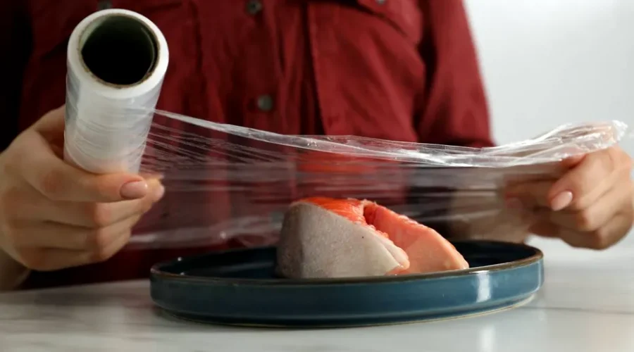 Alimente pe care nu ar trebui să le acoperi cu folie alimentară: pot afecta hormonii și fertilitatea