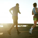 Alergare sau mers pe jos? Care dintre cele două activități ajută mai rapid la arderea caloriilor