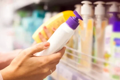 Cum alegi corect crema cu SPF. Ce înseamnă, de fapt, numărul de pe ambalaj și de ce SPF 50 nu oferă protecție totală