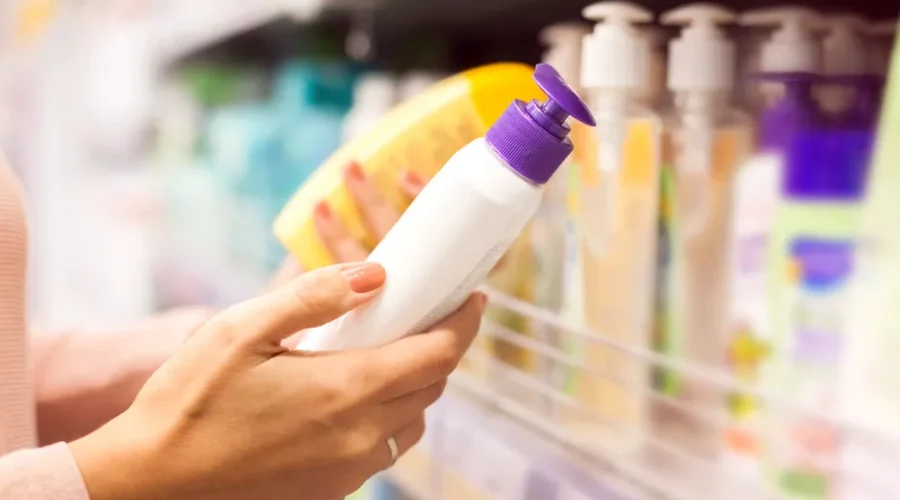 Cum alegi corect crema cu SPF. Ce înseamnă, de fapt, numărul de pe ambalaj și de ce SPF 50 nu oferă protecție totală