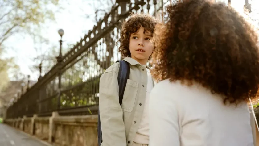 Gesturile pe care copiii le observă la părinți fără să spună nimic. Psihologii explică de ce dau tonul dezvoltării lor