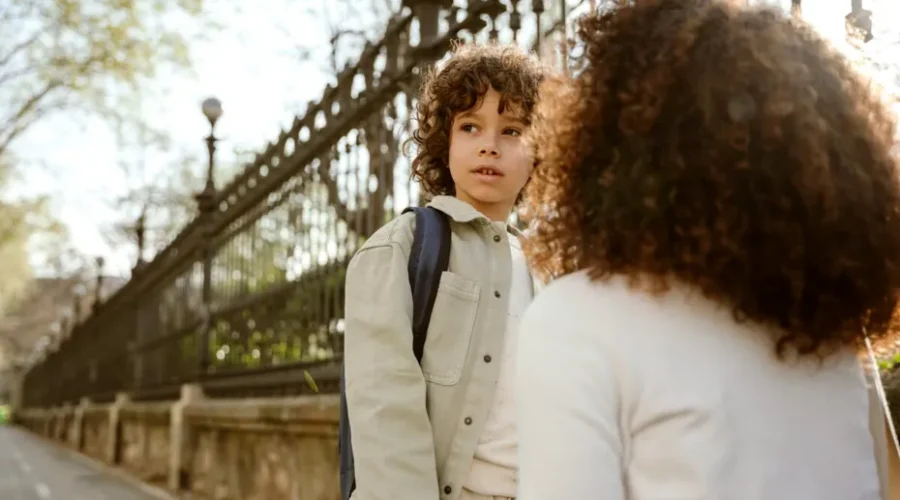 Gesturile pe care copiii le observă la părinți fără să spună nimic. Psihologii explică de ce dau tonul dezvoltării lor