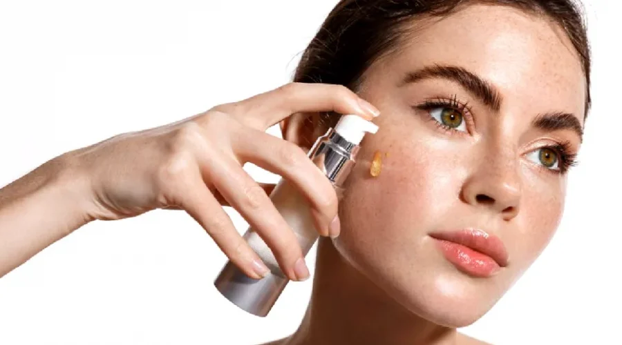 Este suficient SPF-ul din fondul de ten? Dermatologii explică de ce machiajul nu poate înlocui crema cu protecție solară