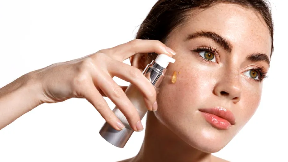 Este suficient SPF-ul din fondul de ten? Dermatologii explică de ce machiajul nu poate înlocui crema cu protecție solară