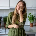 De ce ne simțim mai obosiți când se apropie toamna. Cum reacționează organismul la zilele mai scurte