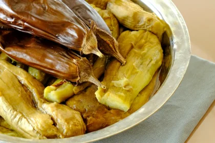 Cum coci vinetele ca să nu se înnegrească. Trucurile pentru o salată deschisă la culoare și cremoasă