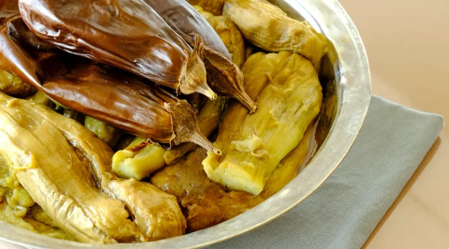 Cum coci vinetele ca să nu se înnegrească. Trucurile pentru o salată deschisă la culoare și cremoasă