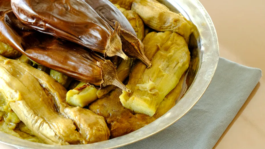 Cum coci vinetele ca să nu se înnegrească. Trucurile pentru o salată deschisă la culoare și cremoasă