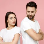 Distanța într-un cuplu nu înseamnă întotdeauna despărțire. Semnele care arată că relația poate avea, totuși, o problemă