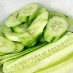 Două felii de castravete pot schimba aspectul ochilor obosiți. Efectul nu vine însă de unde ai crede
