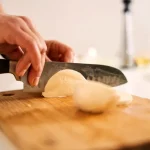 Te ustură ochii de fiecare dată când tai ceapă? Câteva trucuri pot reduce considerabil lăcrimarea