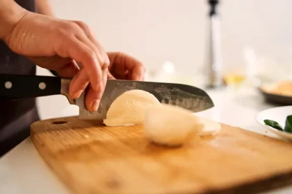Te ustură ochii de fiecare dată când tai ceapă? Câteva trucuri pot reduce considerabil lăcrimarea