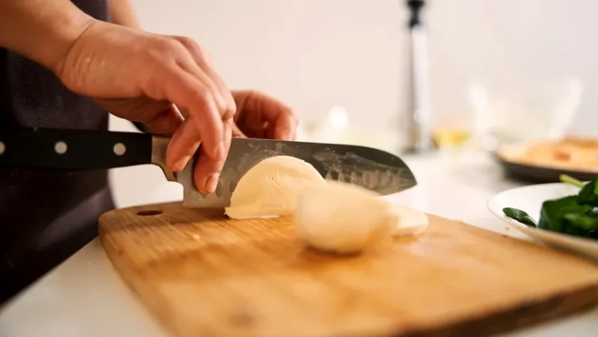 Te ustură ochii de fiecare dată când tai ceapă? Câteva trucuri pot reduce considerabil lăcrimarea
