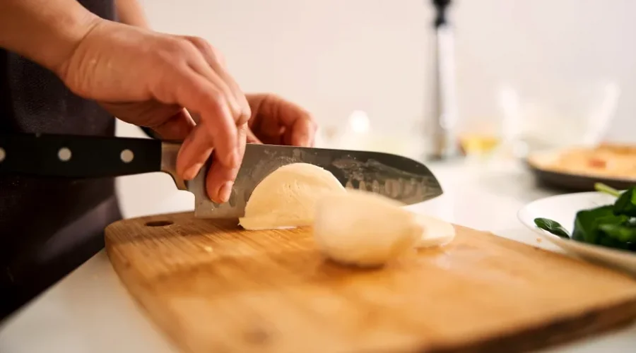 Te ustură ochii de fiecare dată când tai ceapă? Câteva trucuri pot reduce considerabil lăcrimarea