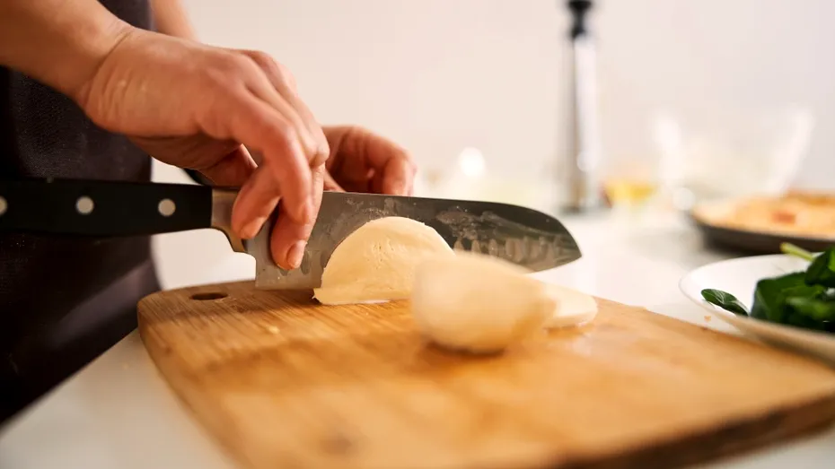 Te ustură ochii de fiecare dată când tai ceapă? Câteva trucuri pot reduce considerabil lăcrimarea