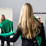 Cum să fii mereu în pas cu moda fără să îți pierzi stilul personal
